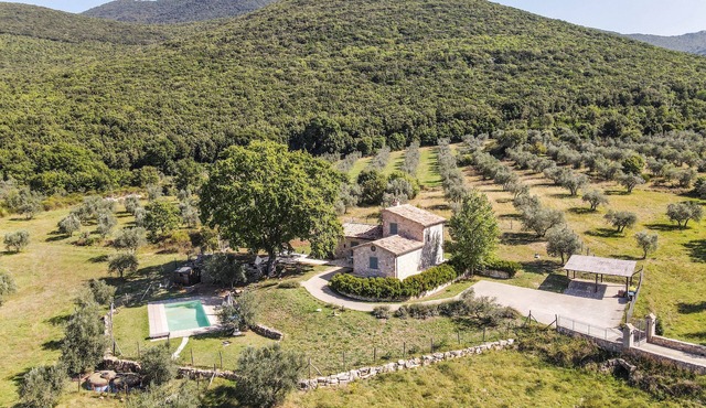 House with private pool & fenced garden 3km from Montecchio. Very quiet area