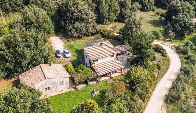 House with private pool in Umbria, 90 kms northern Rome. 6 bedrooms.