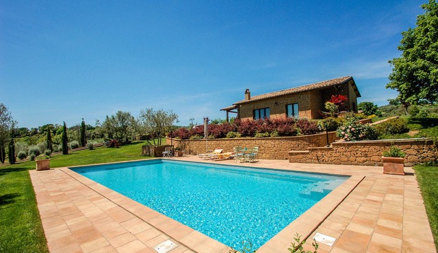 House with private pool, airco & Wi-fi 500m from the Bolsena Lake. Great views!