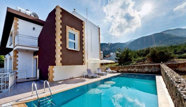 House with Shared Pool and Terrace 9 min to Beach