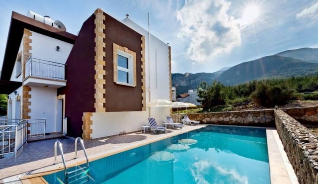 House with Shared Pool and Terrace 9 min to Beach
