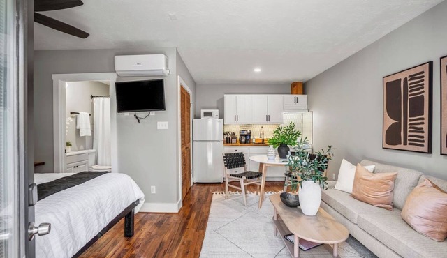 Houston hideaway minutes from Downtown, near top attractions with parking and easy self check-in