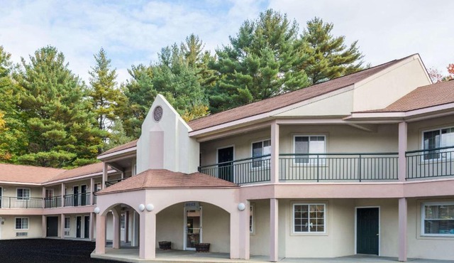 Howard Johnson by Wyndham Lenox