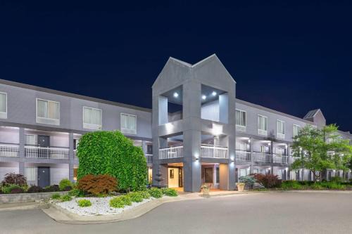 Howard Johnson by Wyndham Romulus Detroit Metro Airport