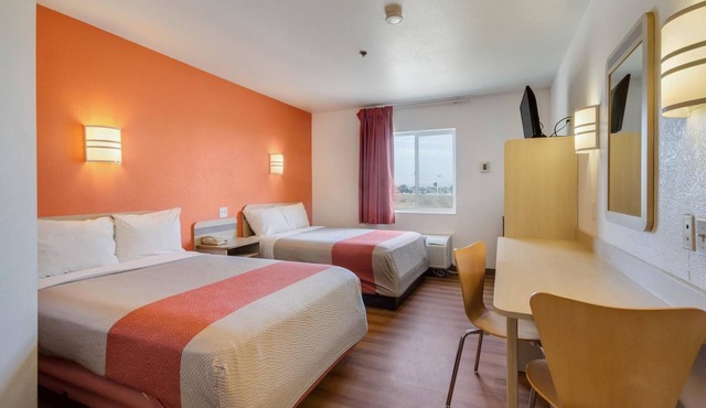 Howard Johnson by Wyndham Lemoore Near Naval Air Station