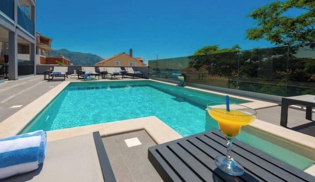 Villa Poco Loco-Serenity Apartment with Sea View