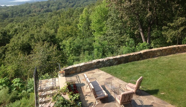Hudson valley views mountaiuntop home