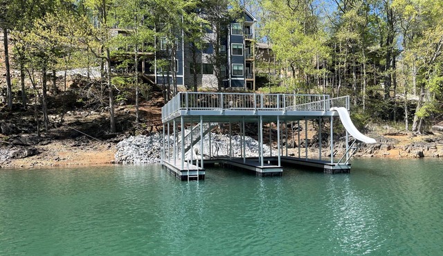 HUGE 10BR lakefront w/double deck dock, movie theatre, 2 hot tubs, dual kitchen