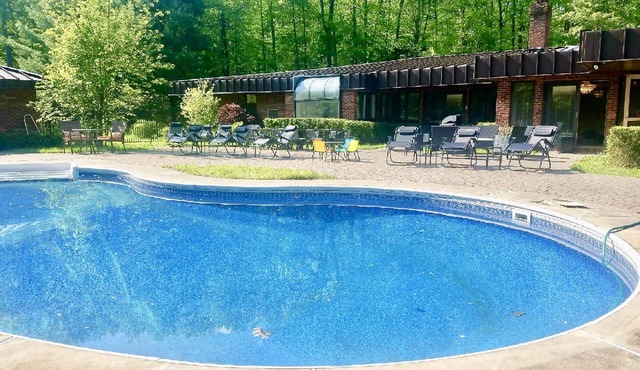 Huge 14 Acre/5000 Sqft Private Estate Hot Tub Firepit Tennis —LOTS Spaces!