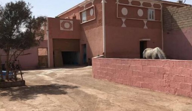 Huge 3 bed home with private pool, close to beach.