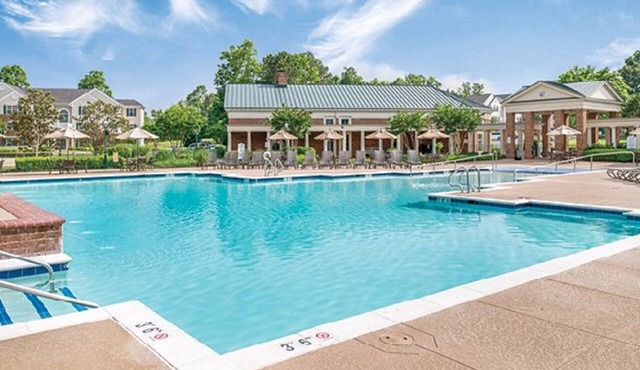 HUGE 4 BDRM SLEEPS 12~ 2 KITCHENS, 2 LIVING RMS, 4 BATHRMS, GREAT LOCATION &MORE