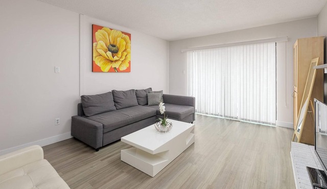 Huge 4 Bedroom Upper Suite Good for 10 People