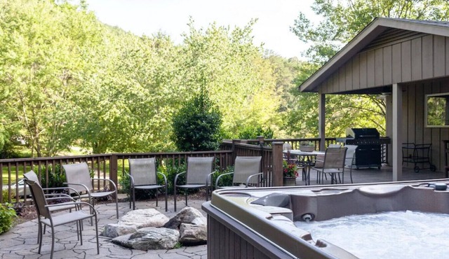 Huge 5br + gourmet kitchen, hot tub, fire pit 15min to DT, 3mi to BRP