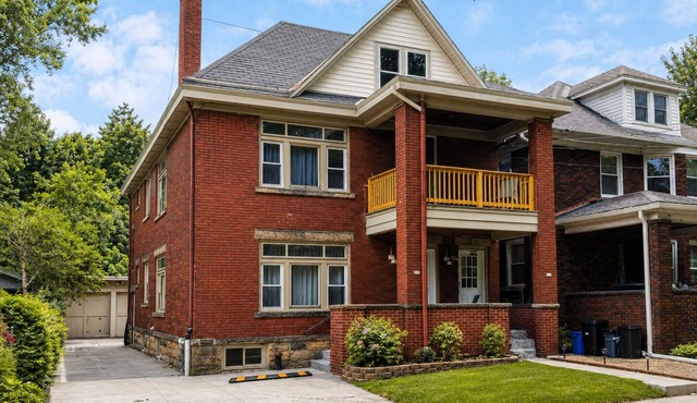 Huge Apartment in Beautiful Brick House ★ Near All