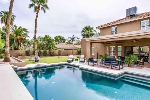 Huge Backyard W Heated Pool, Fire Pit & BBQ