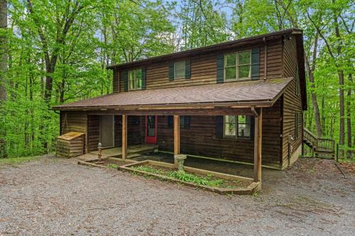 Huge Cabin w Hot Tub, Deck, Grill, Fire Pit, WiFi