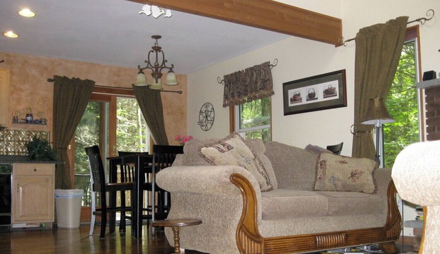 HUGE discount this wknd! Escape to a BEAUTIFUL Secluded, Streamfront HOT TUB