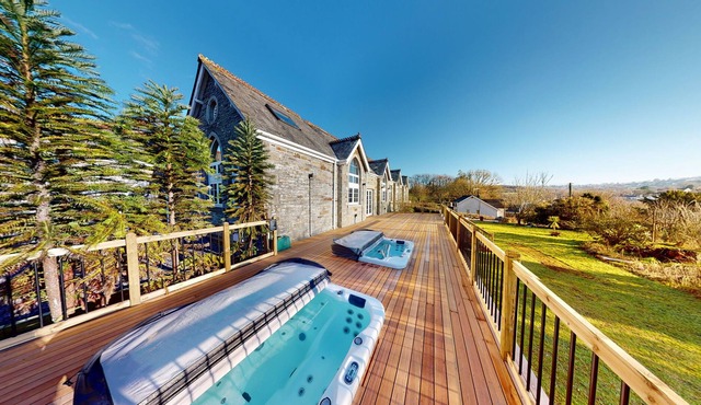 HUGE HOUSE DEVON - HOT TUB - PLAY AREA - GAMES ROOM - PARKING