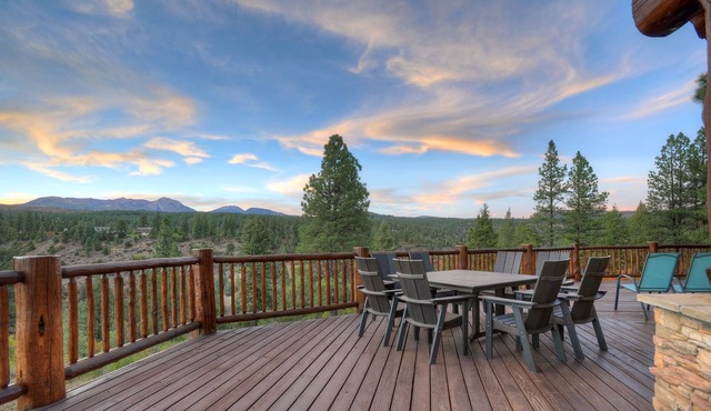 Huge Log home on 40 Acres - Awesome Views, Decks, Pool Table - 7 Min to Dgo