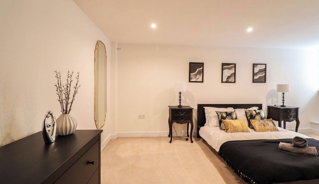 Huge London 2 Bed Flat w/Parking