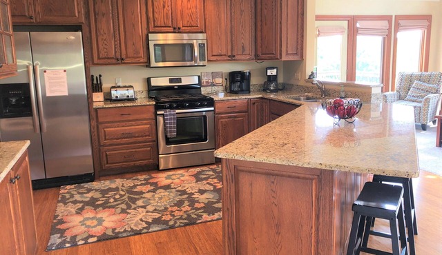 Huge Luxury Pet-Friendly Home with pool table and firepit.