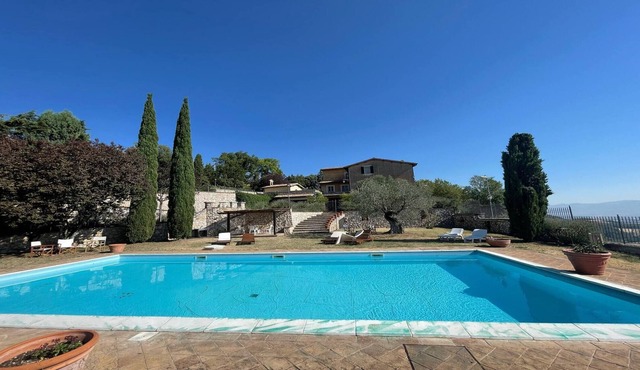 Huge manor close to Spoleto - With large pool, expansive grounds