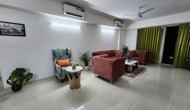 Huge Palatial Apartment on Express Way near Noida Expo