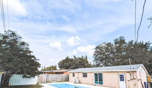 !HUGE POOL HOUSE-NEAR BEACH/PINELLAS TRAIL!