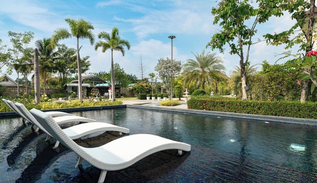 Huge Pool Villa with Private Lake 4BR/10 Persons
