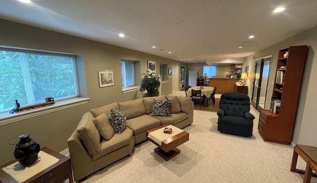 HUGE & QUIET Spacious 1100sq ft, 2BR Suite in Fraser Heights