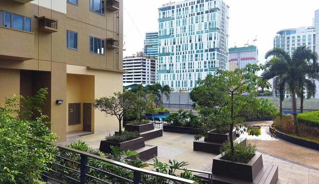 HUGE Studio in Araneta City Cubao with Pool, Kitchen & Balcony Near to LRT MRT