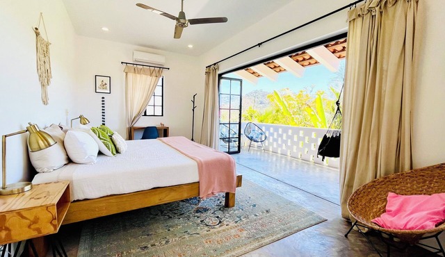 Huge Suite! King Bed, A/C, Saltwater Pool, Fast Wifi, Mountain Views -"Sol"
