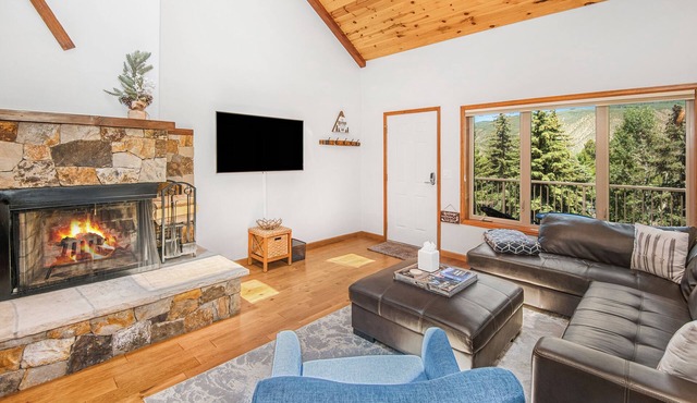 Huge summer promotion! Ideal location, stunning & modern unit mins to BC & Vail.