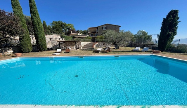huge villa with exclusive pool + grounds - Wifi - sleeps 8