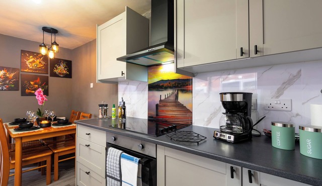 Hull Comfort 4BR Amen Home | 2 Bathrooms | Central