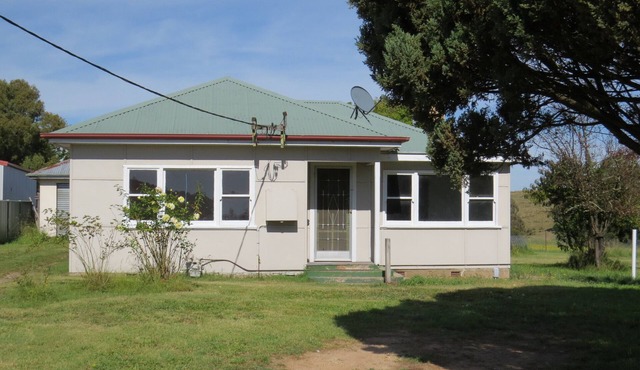 Humble family or workers accommodation. 5 min walk to town.