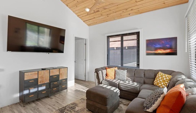 Hummingbird Harmony House with BBQ and Hot Tub in Downtown Phoenix