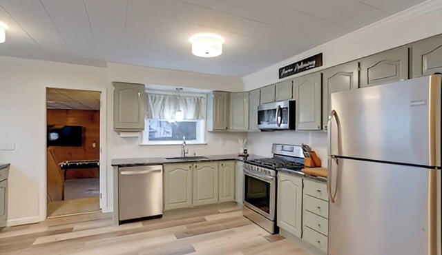 Huron Hideaway close to lake and minutes from Cedar Point park and sport center