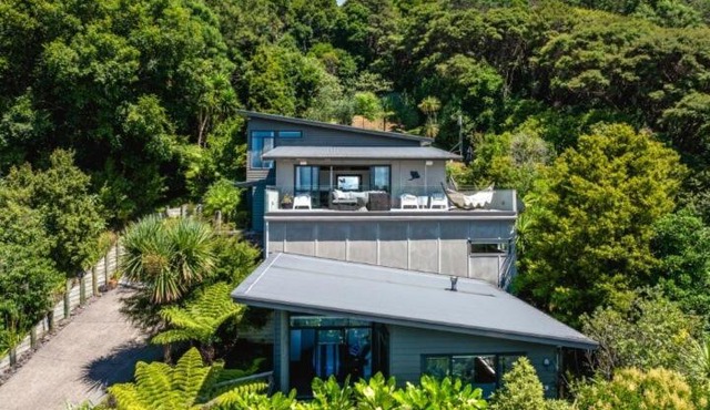 Huruhi Bay Retreat by Waiheke Pure