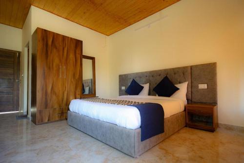 Hushvan Resorts
