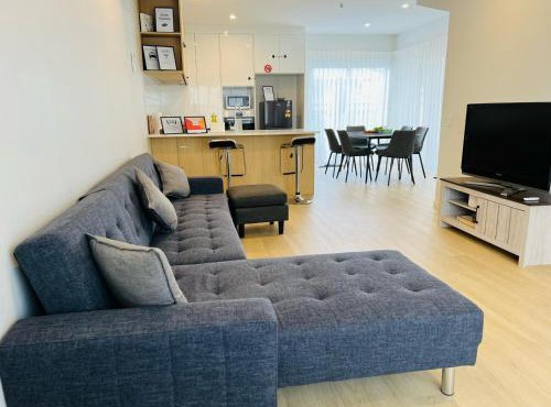 Hutt Central Modern 3-Bedroom,3- Bathroom House with Patio and Carpark- 15 Mins to Wellington CBD