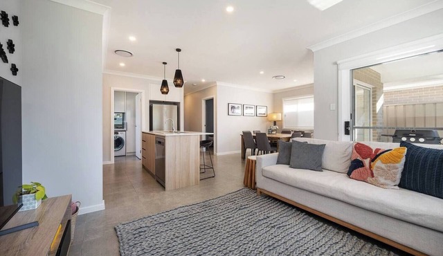 Huxley House Central Mudgee Retreat with Backyard