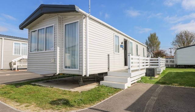 HW42: Charming Retreat in Bognor Regis