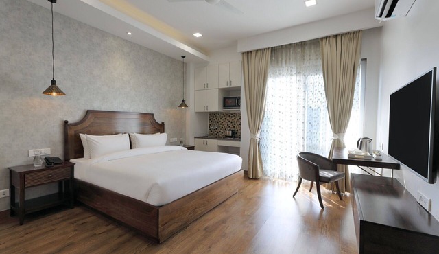 HYDEWEST INDIA Luxury Orchid Gold King Studio with Kitchenette