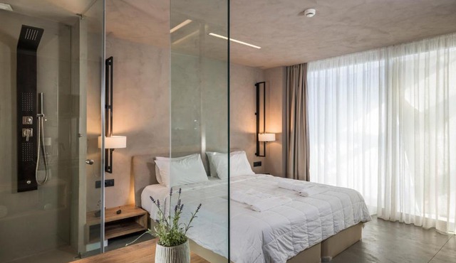 Icarus Hotel