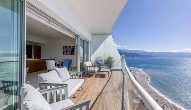 ICON PENTHOUSE Condo 3 bed 3.5 bath with rooftop Jacuzzi - Beachfront