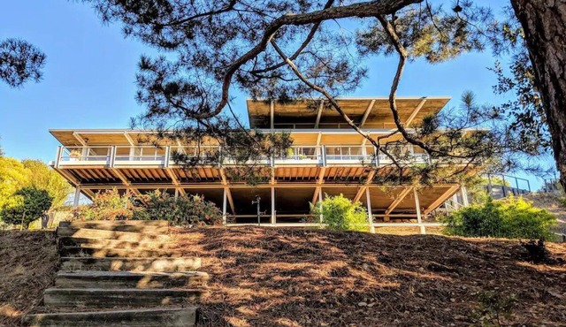 Iconic Case Study House #26, with world-class destinations at your doorstep