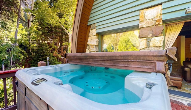 Iconic creekside mountain home with hot tub, fireplaces, balcony & amazing views