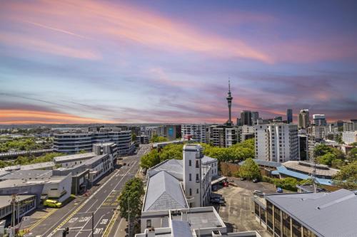 Iconic Skyline Modern Abode with Free Parking