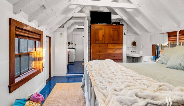 Iconic Smith's Point Cottage - 2 Bedrooms, Wifi, AC